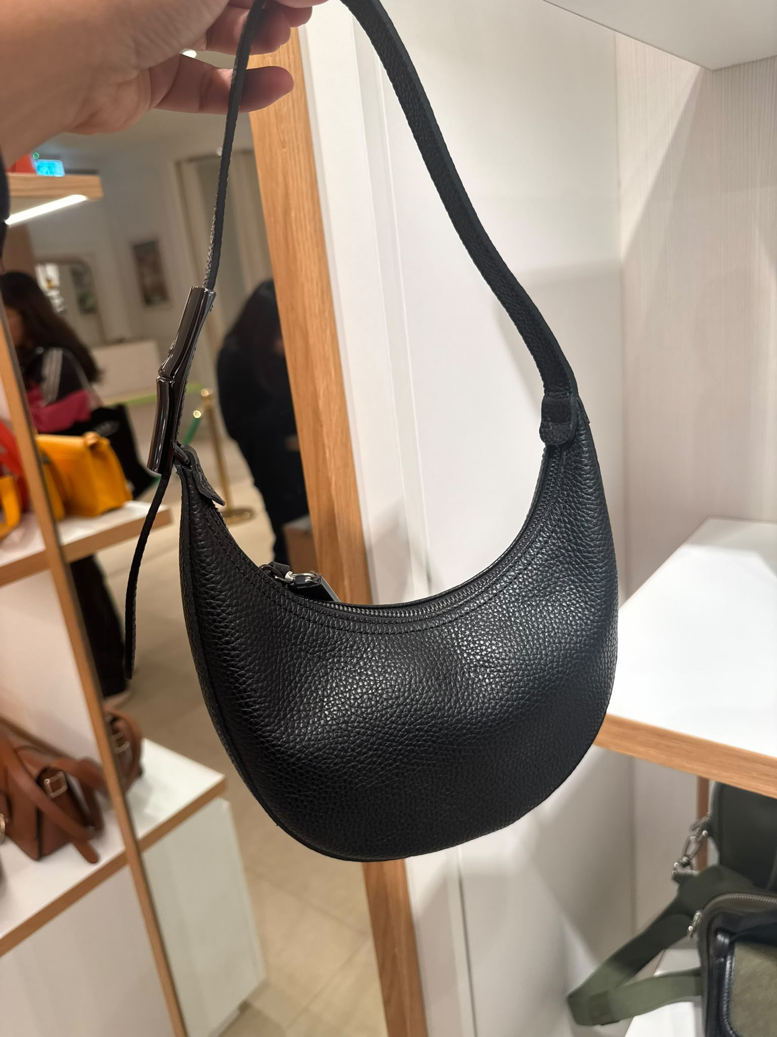 Longchamp Essential Hobo - Black - 10218968001