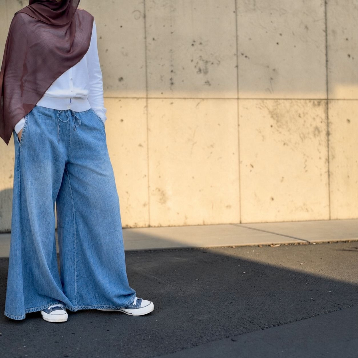 Women Denim Palazzo Trousers – Elastic Drawstring & Side Seam Pockets - Light Blue - size XL / inseam 38"
