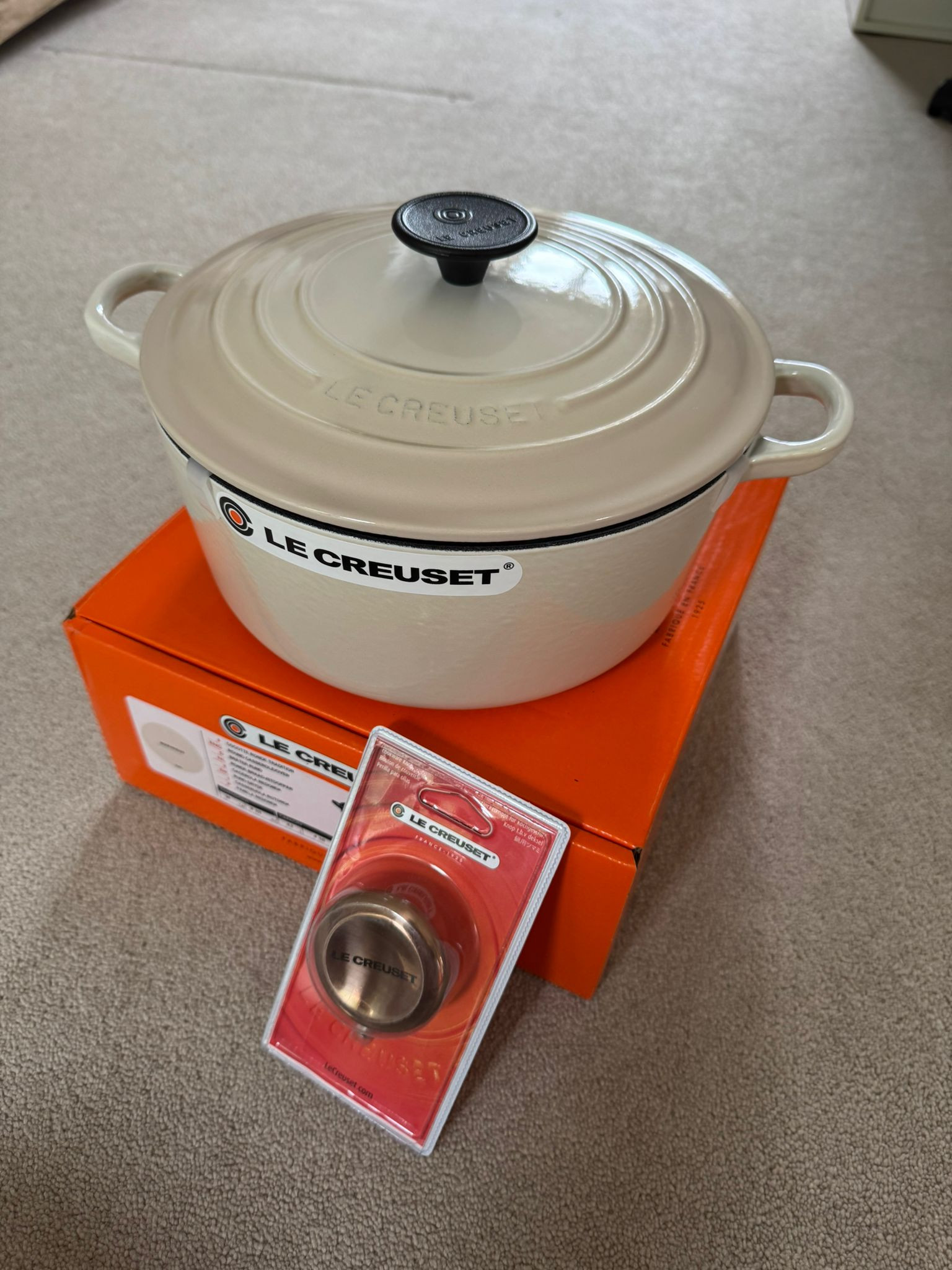Le Creuset Round Casserole - Meringue - 24 cm (FREE COOPER KNOB)