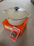 Le Creuset Round Casserole - Meringue - 24 cm (FREE COOPER KNOB)