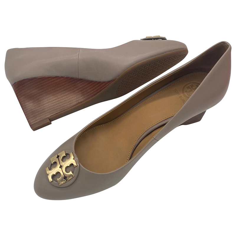 TORY BURCH CLAIRE 65MM CLOSED TOE WEDGE 61644 - FRENCH GRAY/GOLD - SIZE US 9